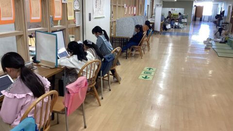 ｢廊下を歩く子｣を教室に戻さない…児童700人超の公立小が｢一斉指導｣をやめたら→”子どもの好奇心に火がついた”訳 | キャリア・教育 | 東洋経済オンライン