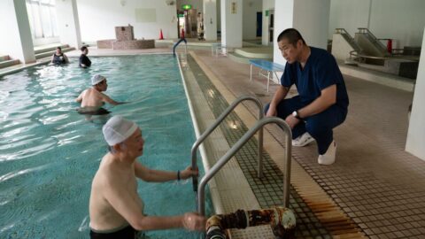 施設で”薬漬け”となった認知症の父親を呼び寄せ介護…群馬｢温泉病院｣に赴任した50代医師が”現代の湯治”に込める思い | ライフ | 東洋経済オンライン