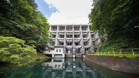 標高1400mの山奥に現れる《謎めいた巨大建造物》…｢人件費よりコンクリが高い｣90年前に誕生した”異様な構造” | ライフ | 東洋経済オンライン