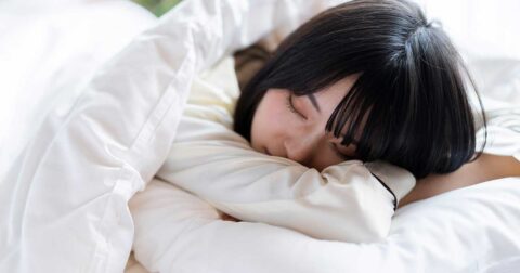 「休日に長く眠れる」は寝不足の証拠！ 睡眠学者・柳沢正史が「寝だめはできない」と語るワケ – 世界最高の睡眠学が教える 睡眠の正解