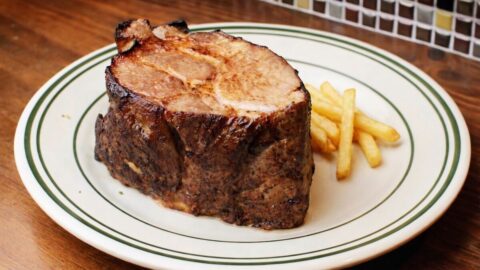 マンガみたいな”肉塊”ステーキチェーン｢高級店なら1皿3万円｣をポークで｢客単価2500円｣に《月商1800万円》生んだ仕掛け | ビジネス | 東洋経済オンライン