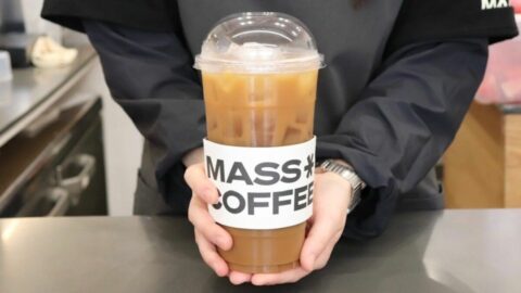 新橋のビジネスパーソンもハマる｢1L400円から｣のデカい1杯…韓国発”大容量･低価格”カフェが続々と日本に上陸する背景 | ビジネス | 東洋経済オンライン