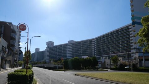墨田区の｢まるで砦のような巨大団地｣全長1.2キロもある《白鬚東アパート》なぜ砦みたい？その理由が凄すぎた | ライフ | 東洋経済オンライン