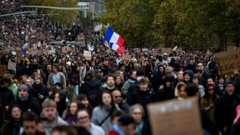 〈袋小路のフランス〉歳出抑制すれば国民が抗議デモ､財政悪化には金融市場が抗議し金利上昇…27年大統領選まで続くか | 政治・経済・投資 | 東洋経済オンライン