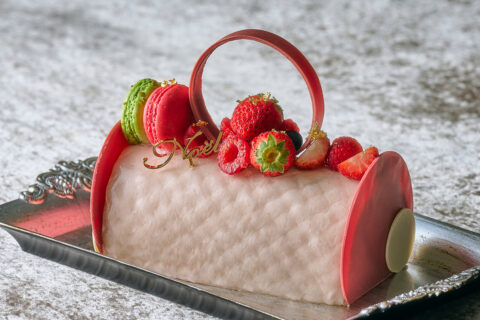 「ヒルトン東京お台場」の2026年クリスマスケーキ　バッグをモチーフにしたシグネチャーケーキ「ル・シュシュ」がクリスマス特別バージョンに