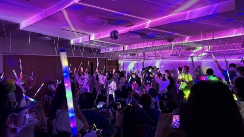 高齢者施設がディスコに変身! 昭和歌謡からK-POPまで《40分ノンストップ》RIP SLYMEのSUが回し､90代がペンライト振る熱狂 | ライフ | 東洋経済オンライン
